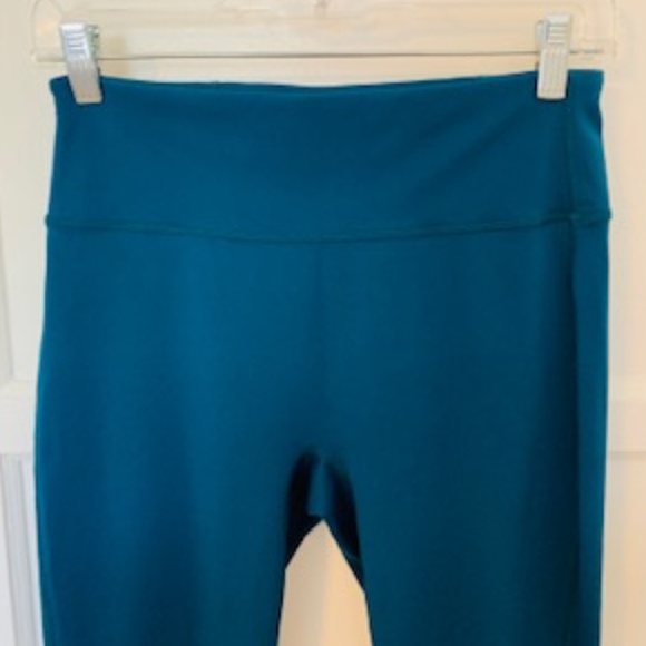 Fabletics Teal Blue/Green Capri Leggings with Back Waist Pocket - Medium - Picture 2 of 8